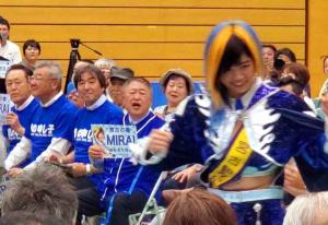 MIRAI選手の名前が書かれたプラカードを持って応援する様子の市長の写真
