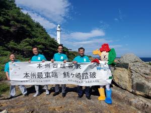 山本市長、山口県下関市の前田晋太郎市長、和歌山県串本町の田嶋勝正町長、青森県大間町の野崎尚文町長とよんたんが横断幕を持って横一列に並ぶ記念写真