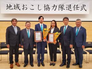 「宮古市地域おこし協力隊退任式」で中央に並んでいる笹原さんと青山さんに感謝状と花束を渡し、関係者4名も含めて記念撮影をしている写真