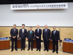 会議に参加したの皆さんが、横一列に並んで撮影した写真