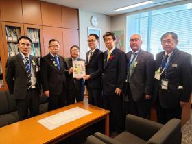 市長が木戸口英司参議院議員に要望書を渡しているところに同行した道路4団体の方々も並んで7人で撮影した写真