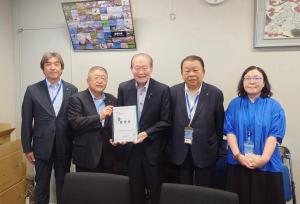 市長含む宮古市の関係者4名と佐藤信秋参議院議員が横一列に並び、市長と佐藤信秋参議院議員が要望書を持っている写真