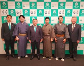 市長と副市長と他職員1人と着物姿の高井賢太郎さん、棚原健太さん、町田倫士さんが並んで撮影した写真
