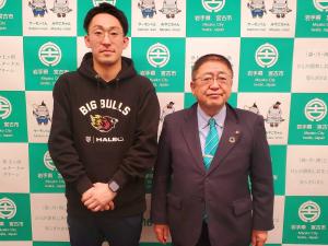 市長が岩手ビッグブルズの水野哲志代表取締役社長が並んで撮影した写真