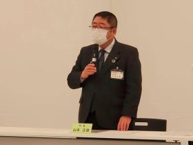 市長が自席で立ち、男女協同参画基本計画について述べている写真