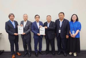 市長含む宮古市の関係者4名と公明党の議員2名が横一列に並び、公明党の議員と宮古市の関係者が要望書を持っている写真