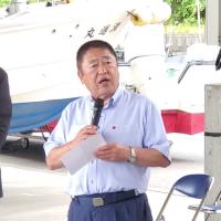 資料を片手にマイクで話をする市長の写真