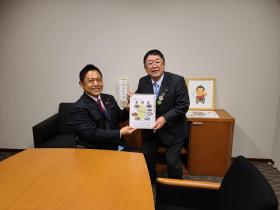 市長が横沢高徳参議院議員に要望書を渡している写真