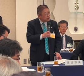 自席で立ち、話をしている市長の写真