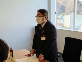 協議会で市長が自席で立ち、空家等対策計画の中間見直しに関して、意見を述べている写真