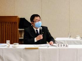 宮古市長と書かれたプレートの席に座り、市長が宮古市の重点施策について説明している写真