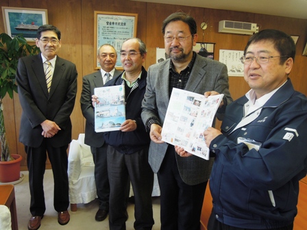 市長と関係者5名がパンフレット「おらほの街ガイド」を持ち記念撮影している写真