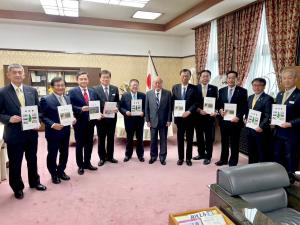 財務省内で市長含む関係者11名が並び、中央の男性を除く10名要望書を持っている写真