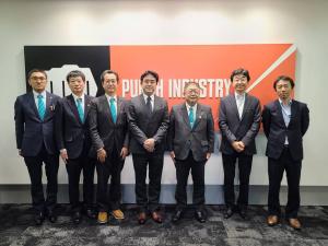 PUNCH INDUSTRYと書かれた看板の前に市長含め男性7名が立ち、並んでいる写真