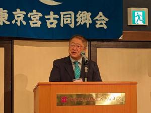 演台に置かれたスタンドマイクの前で演説をしている様子の市長の写真