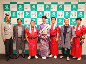 宮古市復興親善大使の市川由紀乃さんを中心に、バックパネルの前で横一列に並ぶ市長と関係者5名が写った写真