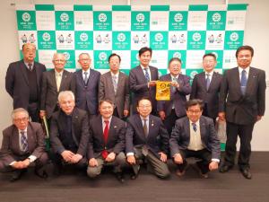 宮古市のバックボードの前に市長と東京品川ロータリークラブの方々の計13名が2列に並んでいる写真