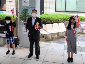 テープカットをする市長と小学生の男女2人の写真