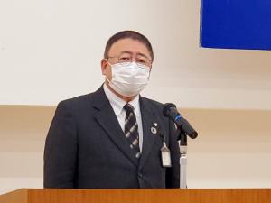 檀上に設置されたマイクの前に立つ市長が話をしている様子をアップで撮影した写真