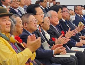 市長含む席についた関係者の方々が拍手をしている様子の写真