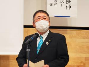 市長がマイクの前で用紙を広げて、式辞を述べている写真