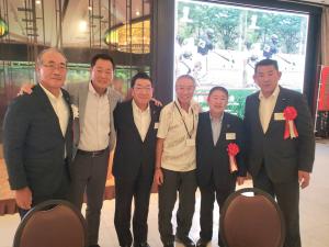 中畑清さん、大仙市長、柳葉敏郎さん、関係者2名と市長が並んで撮影した写真