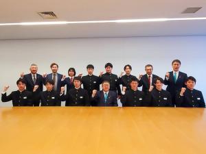 市長と副市長、学生服姿の岩手東ボーイズの10人と関係者の方々3人がそれぞれ右手でガッツポーズをとり、 2列に並んで撮影した写真