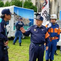 防災服を着た市長が、参加者と話をしている写真