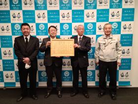 閉伊川漁業協同組合の袰野正一代表理事組合長と市長が賞状を持ち、他2人と一緒に並んで撮影した写真