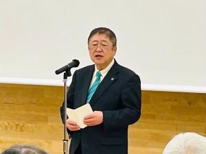 マイクの前でメモを見ながら挨拶をしている市長の写真