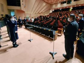 ステージ下に並んでいる岬のマヨイガに出演する方々と市長が言葉を交わしている写真
