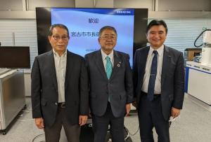 市長を中心に両側にマランツエレクトロニクス株式会社の西澤英樹代表取締役社長と佐藤卓取締役会長並んでいる記念写真