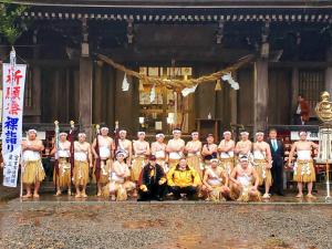 上半身がはだか、腰にまわしをつけた宮古市消防団第三分団の方々が横山八幡宮で「祈願裸詣り」を行い記念撮影をしている写真