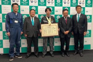 中央に立つ賞状を持った櫻田拓海さん他、市長・副市長ら関係者4名の計5名が並んだ集合写真