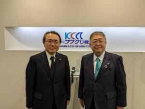 正面を見て微笑みながら横に並ぶ片倉コープアグリ株式会社の小林武雄代表取締役社と市長の記念写真