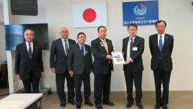 東北地方整備局岩手河川国道事務所内で平井博幸所長に道路の整備促進の要望書を渡しているところに同行した市長を含めた岩手県道路整備促進期成同盟会10団体の方も並んで6人で撮影した写真