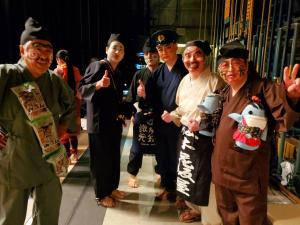 顔に装飾を施して甚平などを身に着けた参加者たちが笑顔で写っている写真