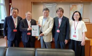 市長含む宮古市の関係者4名と古川康国土交通大臣政務官が横一列に並び、市長と古川康国土交通大臣政務官が要望書を持っている写真