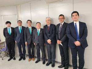 市長含めた7名の男性が室内で、立ち並んでいる写真