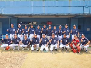 ベンチ前に「宮古市選抜」のチームが集合して撮影した写真