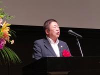 演壇に立ち、マイクに向かって話をする市長の写真