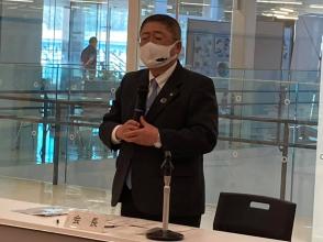 会長と書かれた卓上名札の席で、市長が立って事業計画等を述べている写真