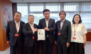 市長含む宮古市の関係者4名と西田昭二国土交通大臣政務官が横一列に並び、市長と西田昭二国土交通大臣政務官が要望書を持っている写真