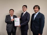 オフホワイト色の壁の前で、厚生労働省の榎本健太郎医政局長と市長が要望書を一緒に持ち、宮古市議会の橋本久夫議長と横一列に並んでいる写真