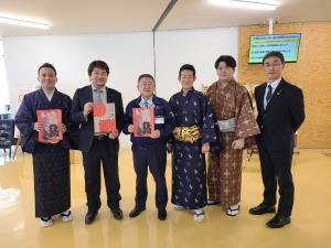 市長と着物姿の方、スーツ姿の方がそれぞれパンフレットを持ち、副市長と他の着物姿の2人の方が並んで撮影した写真