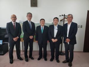市長を中心に関係者5名が横に並んでいる写真