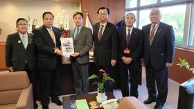 国土交通省内で鳩山二郎財務官に道路の整備促進の要望書を渡しているところに同行した市長を含めた岩手県道路整備促進期成同盟会10団体の方も並んで6人で撮影した写真