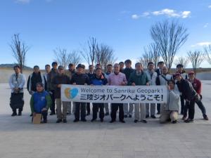 市長を中央に「三陸ジオパークへようこそ!」と書かれた横断幕を持ったジオツアーの参加者が並んでいる集合写真