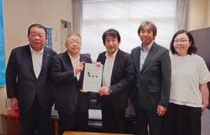 市長含む宮古市の関係者4名と丹羽克彦道路局長が横一列に並び、市長と丹羽克彦道路局長が要望書を持っている写真