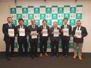 市長、副市長、他の関係者の方々、計7人がそれぞれ提案書を 持って並んで撮影した写真